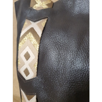 Duża etniczna  ciemnobrązowa skórzana torba na ramie z pasem chumbi .